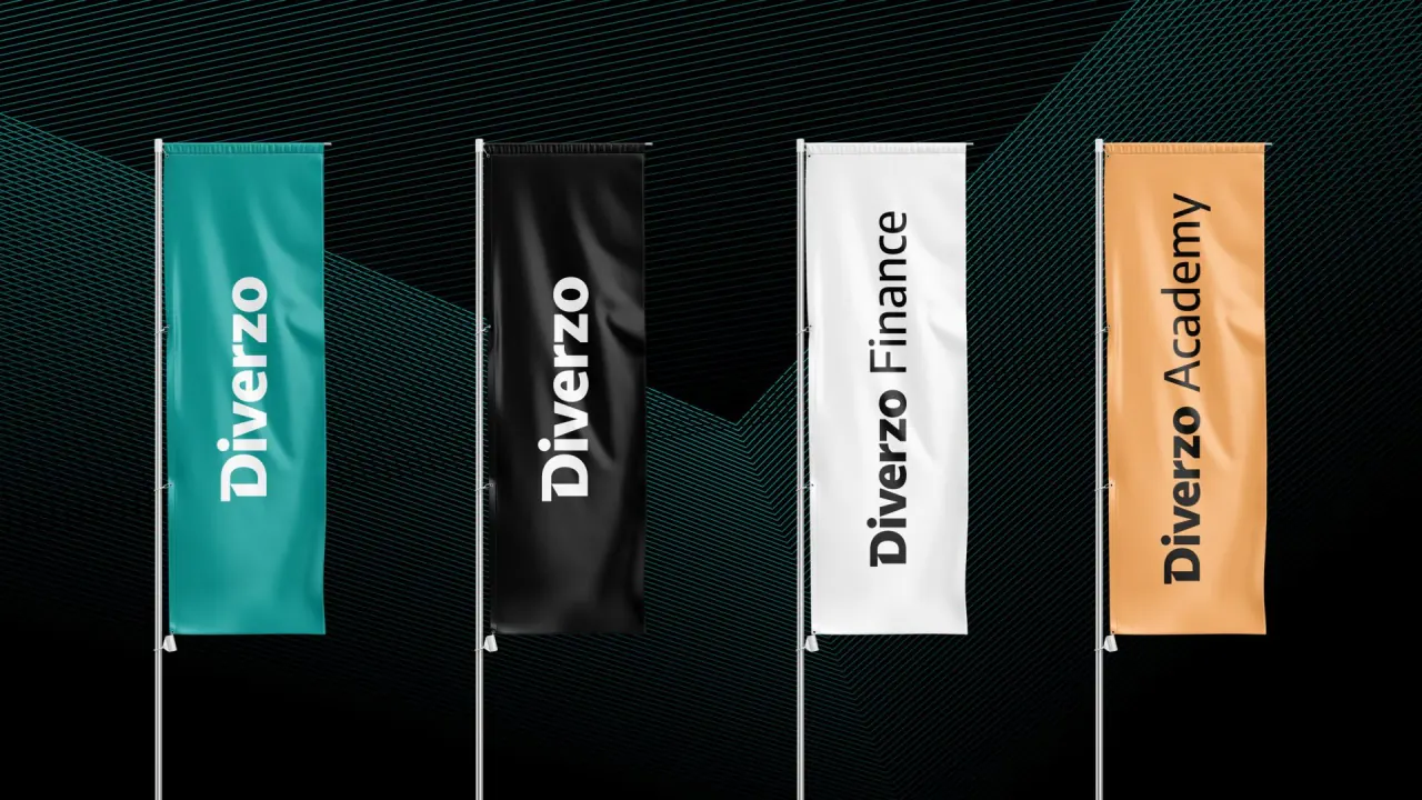 Diverzo – vlajky s logy Diverzo, Diverzo Finance a Diverzo Academy
