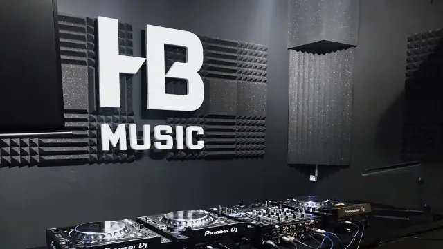 Hoofbeats Music – logo HB Music ve studiu