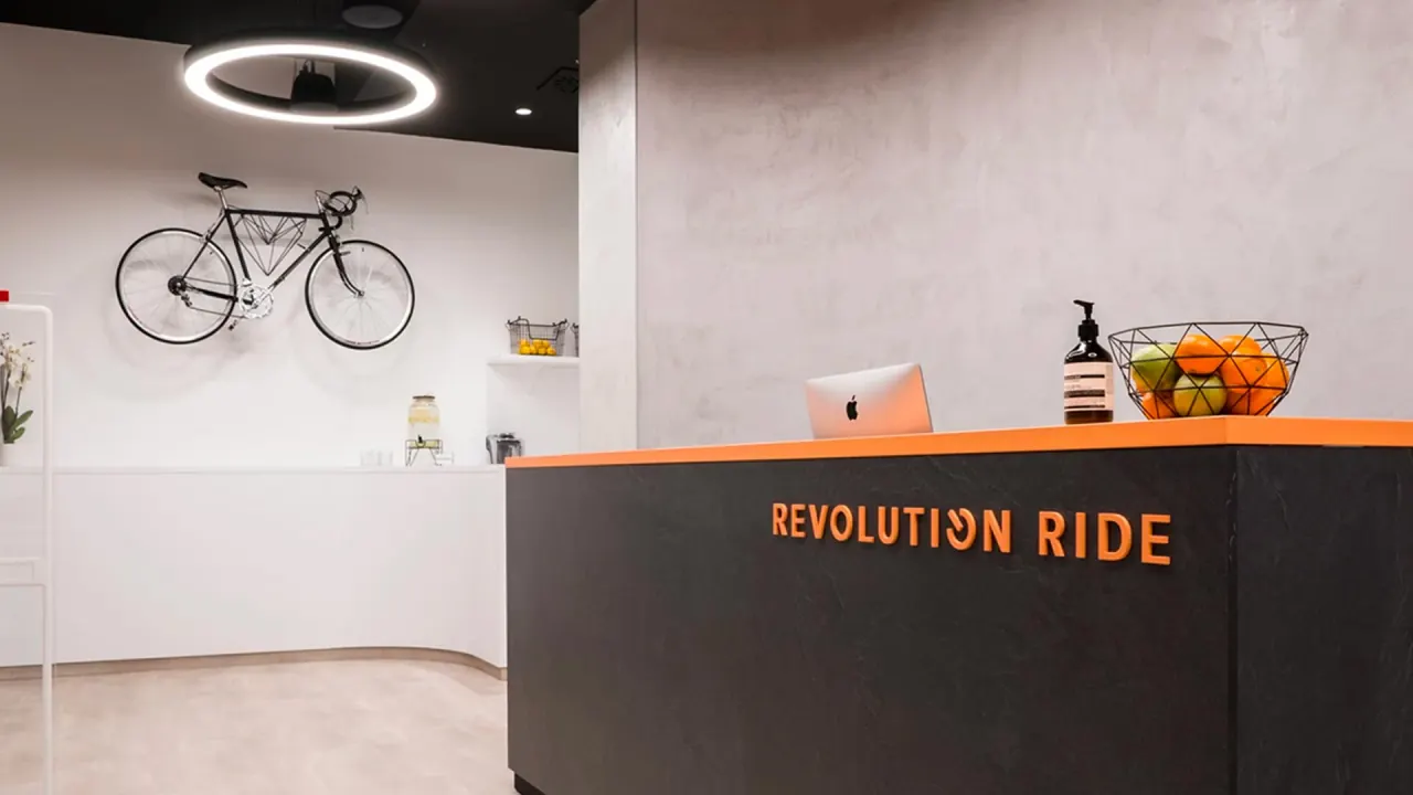 Revolution Ride – logo na recepci studia